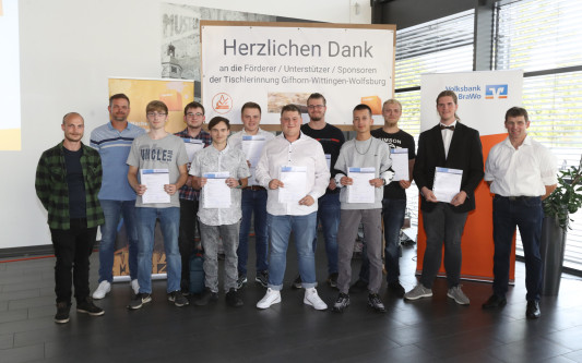 Freisprechung: Acht Tischler stellen ihre Gesellenstücke in Gifhorns Volksbank aus - Für das neunte war die Tür zu klein