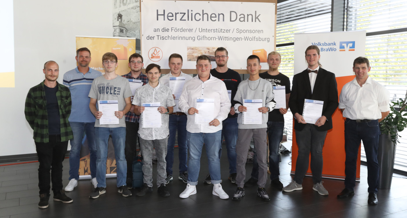 Freisprechung: Acht Tischler stellen ihre Gesellenstücke in Gifhorns Volksbank aus - Für das neunte war die Tür zu klein