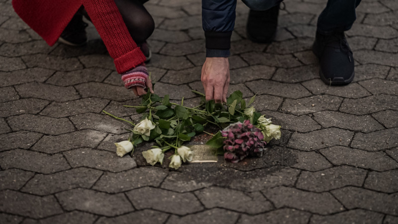 Freude und Dankbarkeit – trotz ein paar Tränen: KURT begleitete die Nachfahren eines Opfers der Nationalsozialisten bei der Verlegung der ersten Stolpersteine in Gifhorn