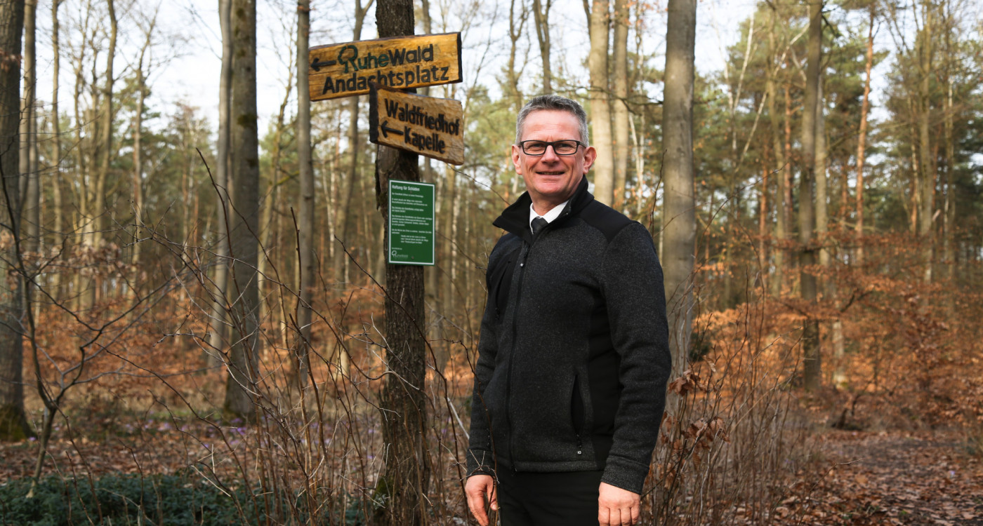 Frieden finden im Gifhorner RuheWald: Andreas Günter lädt Interessierte zu Rundgängen ein und erläutert das Konzept