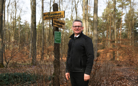 Frieden finden im Gifhorner RuheWald: Andreas Günter lädt Interessierte zu Rundgängen ein und erläutert das Konzept