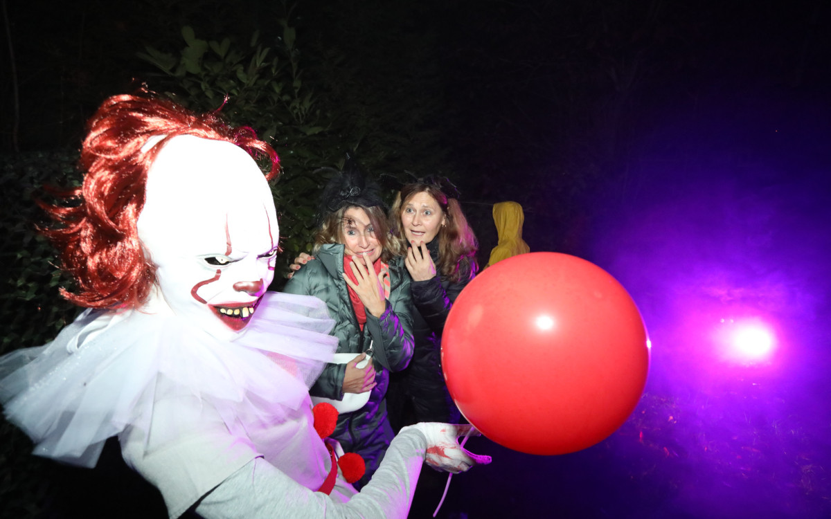 Friedhofsgrauen mit Hexentanz: Yvonne Ahne und Marcus Ritter sperren in Winkel wieder ihren Halloween-Garten auf
