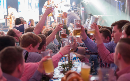 Frühlingswiesn bei Roth in Isenbüttel: Schnell noch Tickets sichern für die Mordsgaudi am 25. und 26. April