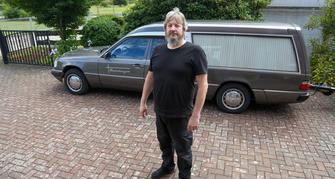 Für kleine hässliche Autos ist ihm das Leben zu kurz - Peter M. Heimann organisiert Leichenwagensammlertreffen in Rötgesbüttel
