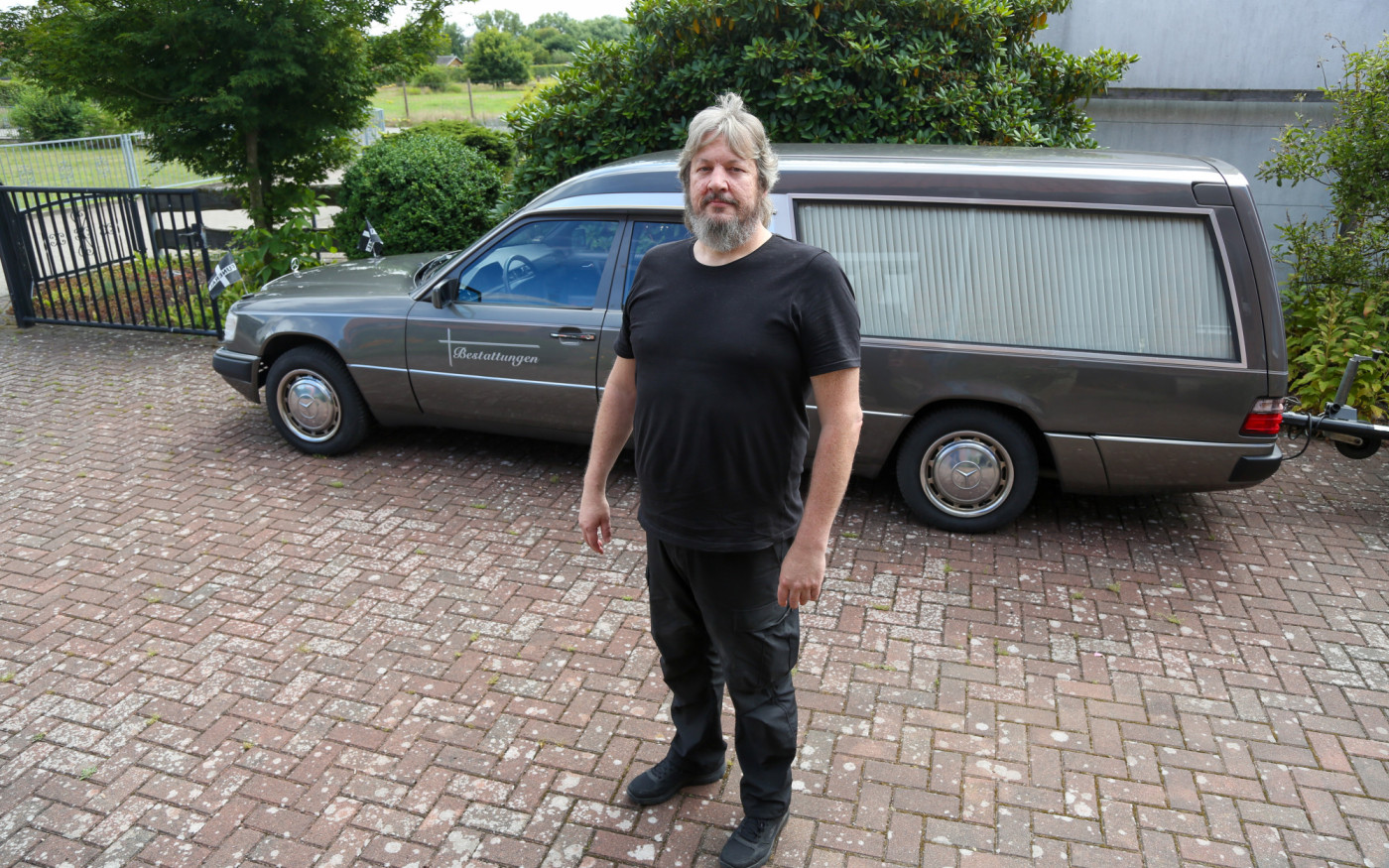 Für kleine hässliche Autos ist ihm das Leben zu kurz - Peter M. Heimann organisiert Leichenwagensammlertreffen in Rötgesbüttel