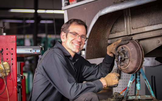 Für manchen wird‘s erst richtig spannend, wenn man dem Auto unter die Haube guckt - Autohaus Strauß in Meinersen sucht KFZ-Mechatroniker und Karosseriebauer
