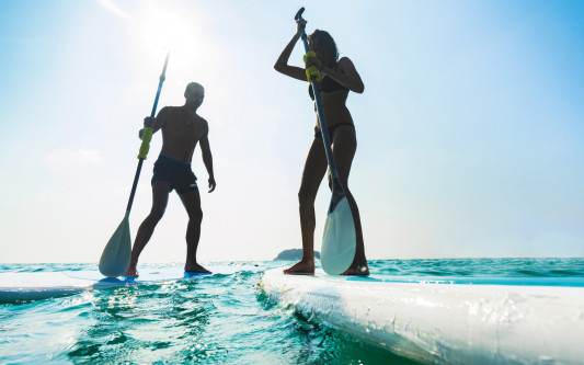 Fürs beliebte Stand-Up-Paddling braucht‘s nur Wasser und Board – Der Trendsport trainiert jeden Muskel und ist für Anfänger geeignet