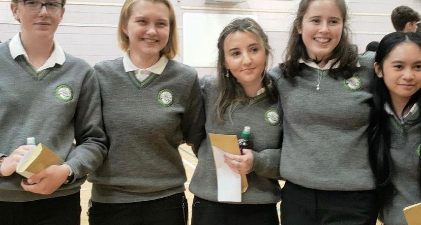 Ganz anders als in Deutschland: Unsere Praktikantin Rosa Stolzenburg erzählt von Podcasts und Spurensicherung in Irlands Schulen