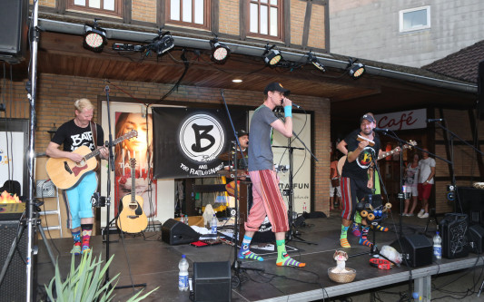 Ganz nah bei den Fans: B and the Rattlesnakes spielen beim diesjährigen Altstadtfest in der Steinweg-Passage