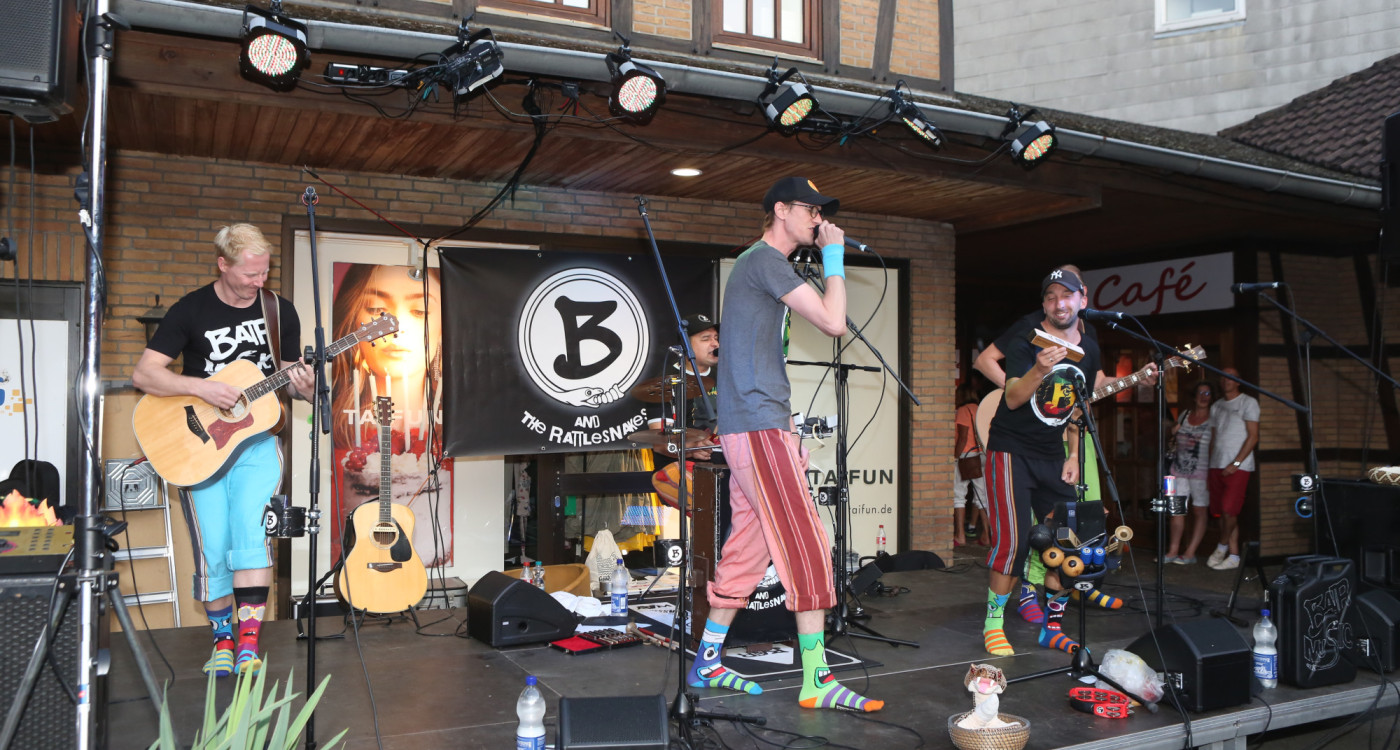 Ganz nah bei den Fans: B and the Rattlesnakes spielen beim diesjährigen Altstadtfest in der Steinweg-Passage