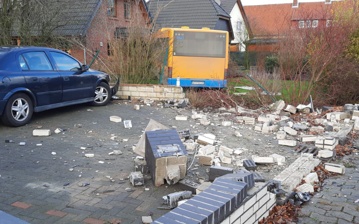 Gas und Bremse verwechselt: Linienbus rammt Autos, durchbricht Mauern und landet in Garten