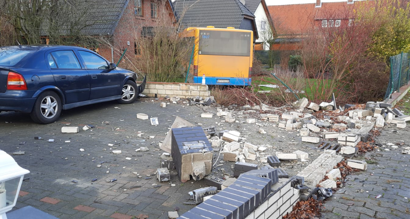 Gas und Bremse verwechselt: Linienbus rammt Autos, durchbricht Mauern und landet in Garten