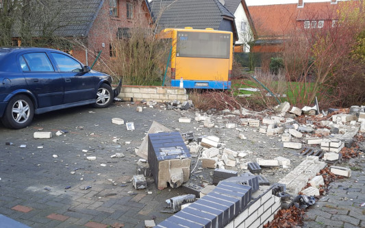 Gas und Bremse verwechselt: Linienbus rammt Autos, durchbricht Mauern und landet in Garten