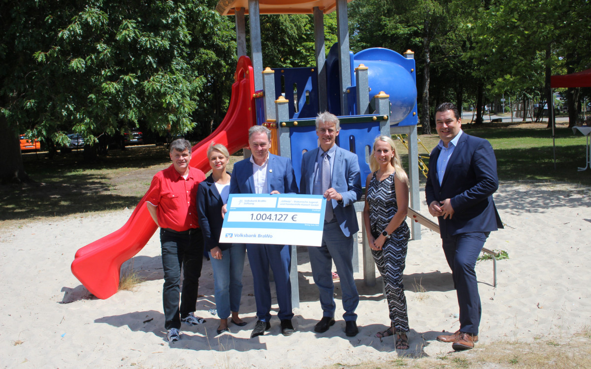 Geflüchteten Kindern eine Perspektive schenken: Volksbank-BraWo-Stiftung übergibt 1-Million-Euro-Scheck für neues Projekt GifHelp