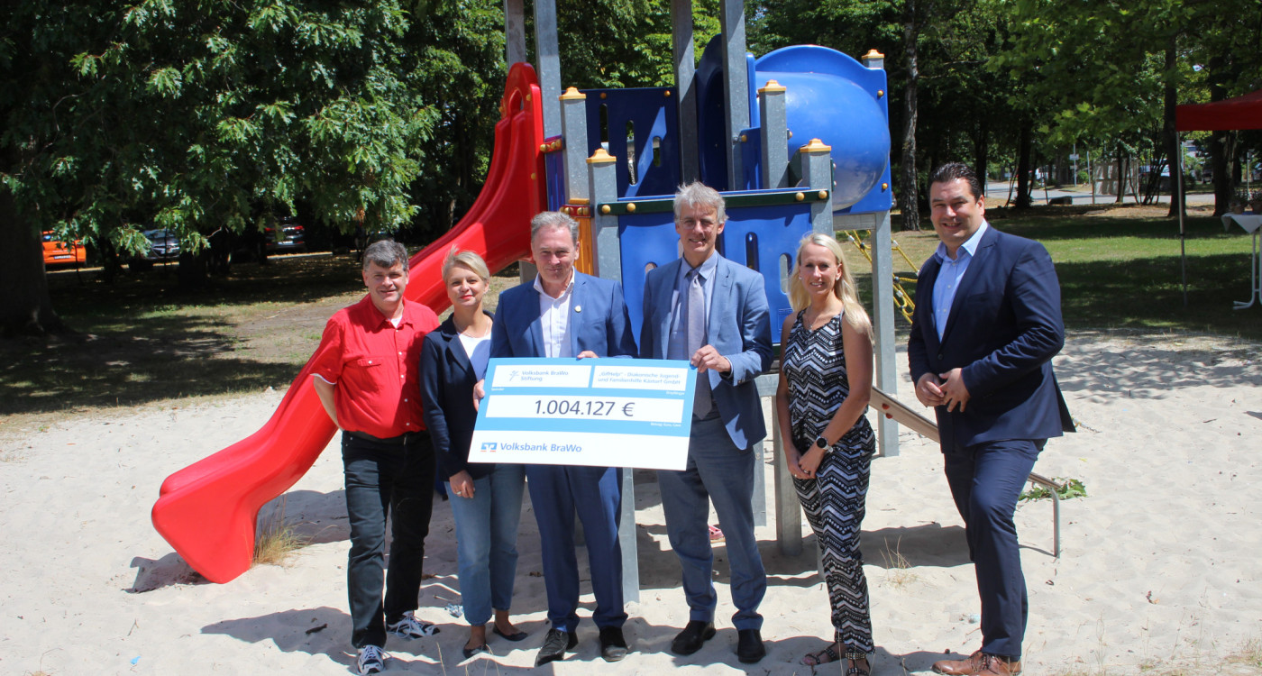 Geflüchteten Kindern eine Perspektive schenken: Volksbank-BraWo-Stiftung übergibt 1-Million-Euro-Scheck für neues Projekt GifHelp