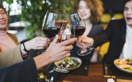 Gerne noch ein Gläschen: Weinfest am Dorfkrug Rethen steigt am 12. Juni