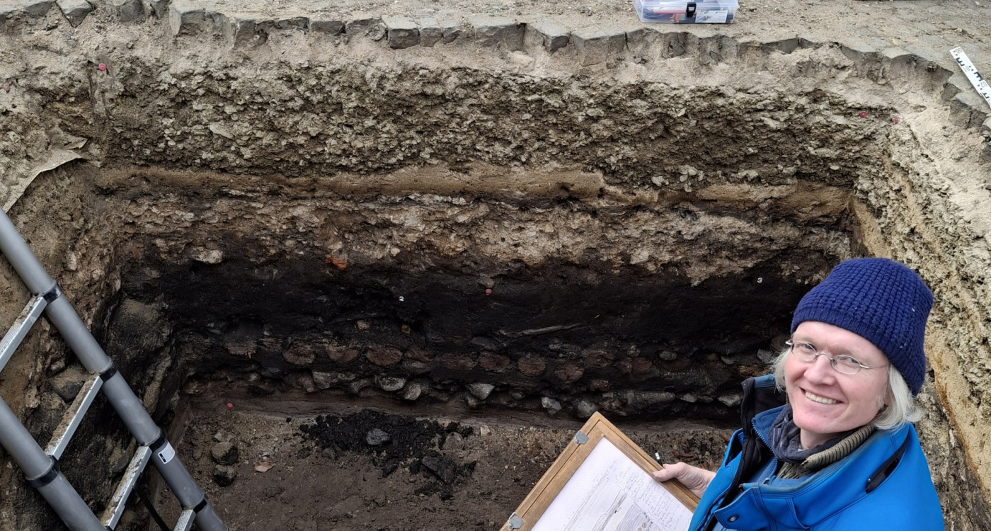 Gifhorn lebte sich auf seinem Abfall nach oben: Baugrube für neues Maibaumfundament fördert alten Knüppeldamm zutage