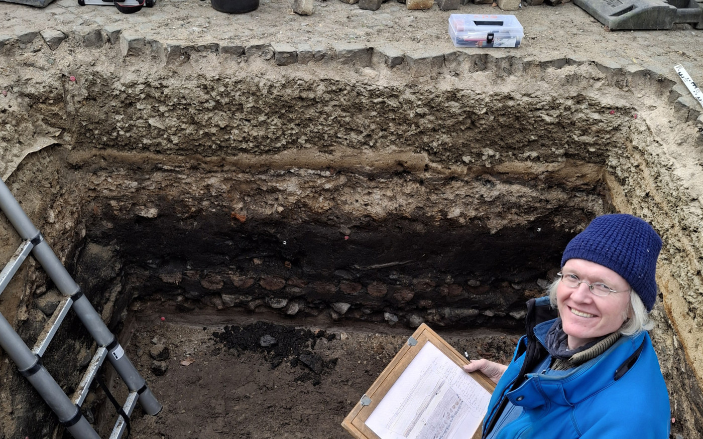 Gifhorn lebte sich auf seinem Abfall nach oben: Baugrube für neues Maibaumfundament fördert alten Knüppeldamm zutage