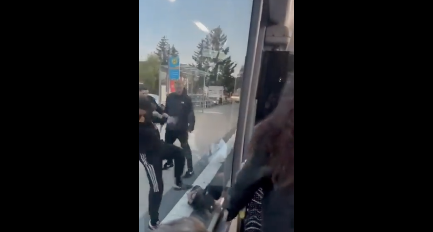 Gifhorn: Nazis schubsen Frau aus Linienbus und treten auf sie ein – Die Polizei war den Tätern offenbar bereits gefolgt, nachdem diese den CSD in Wolfsburg stören wollten