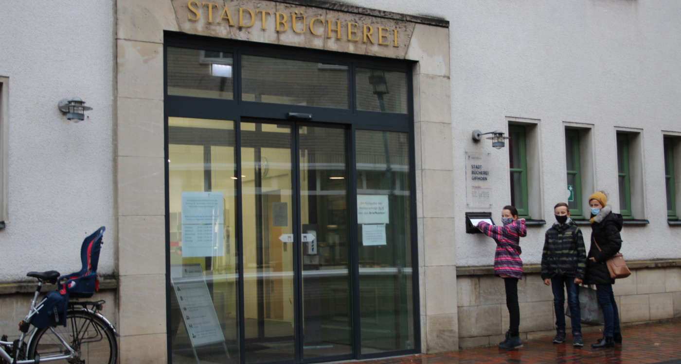 Gifhorner Stadtbücherei - Die Ausleihe findet wieder über das Fenster statt