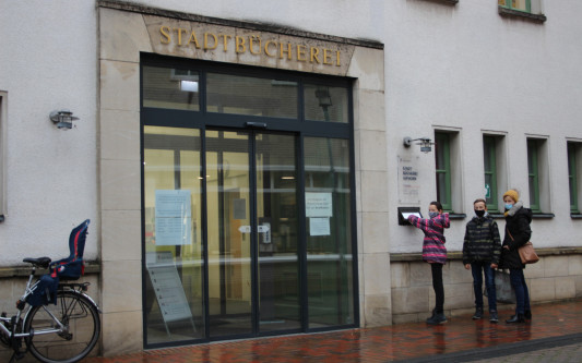 Gifhorner Stadtbücherei - Die Ausleihe findet wieder über das Fenster statt
