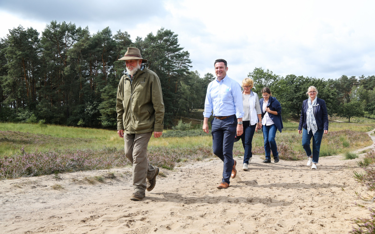 Gifhorns Bürgermeister Matthias Nerlich lädt zur Wanderung auf dem Hermann-Löns-Weg