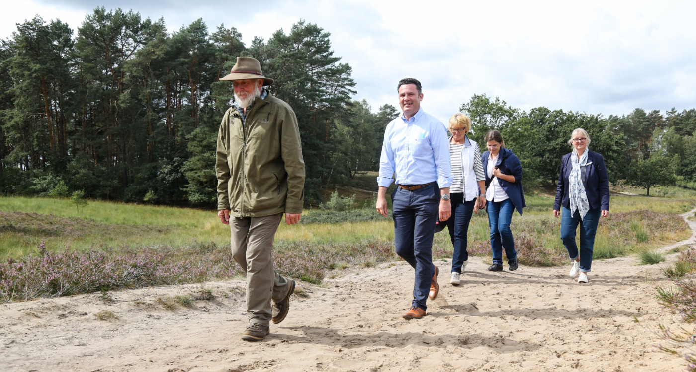 Gifhorns Bürgermeister Matthias Nerlich lädt zur Wanderung auf dem Hermann-Löns-Weg