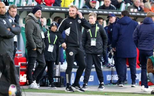 Gifhorns Krulli geht viral – Der MTV-Torwart hilft unerwartet als Vierter Offizieller beim Bundesliga-Spiel aus