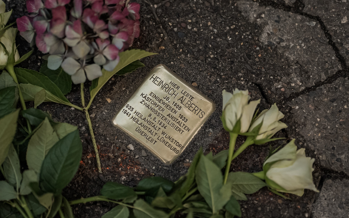 Gifhorns Nazis diagnostizierten „angeborenen Schwachsinn“ - Zwangssterilisiert: Ein Stolperstein in Kästorf erinnert nun an Heinrich Alberts