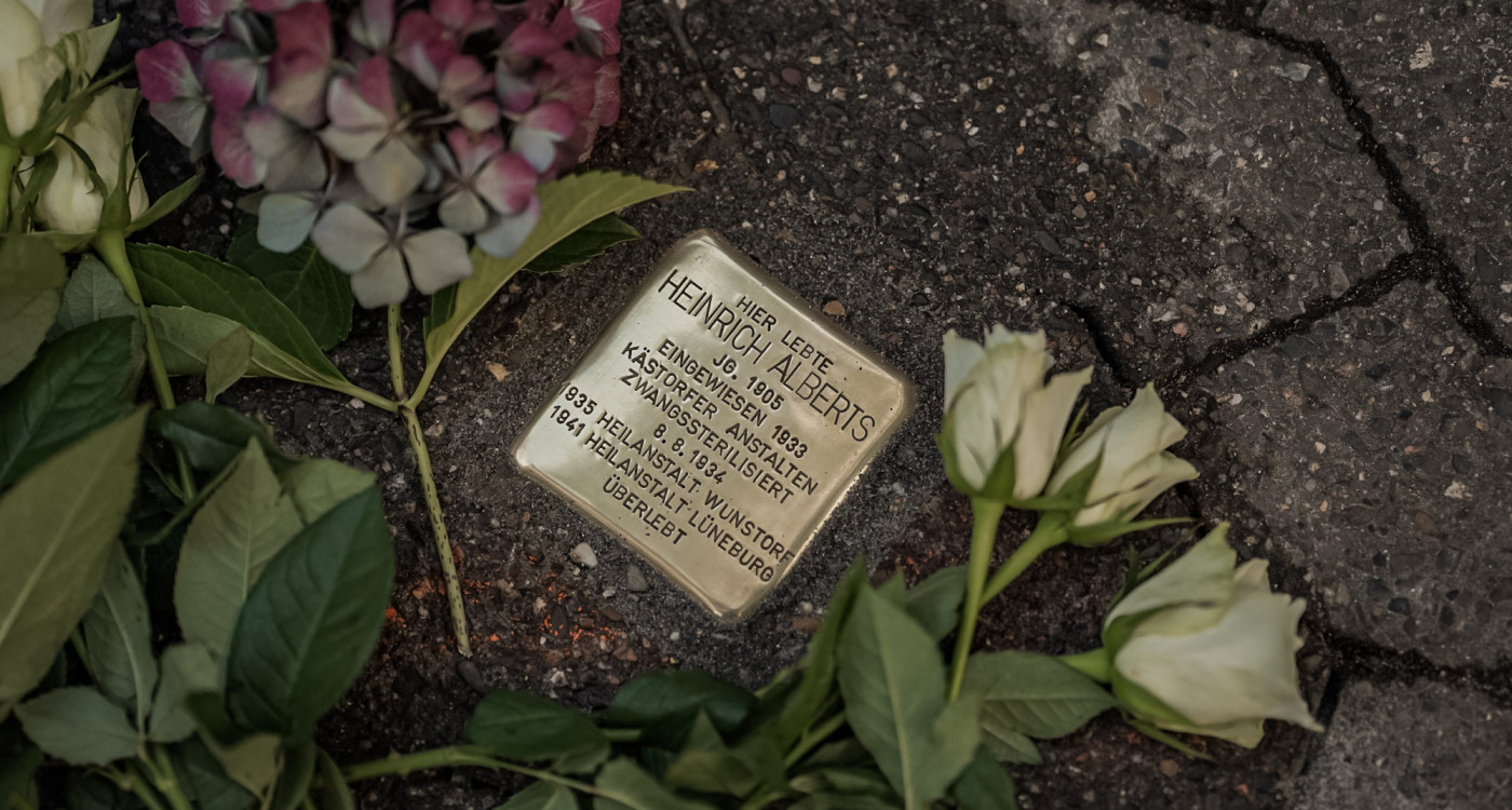 Gifhorns Nazis diagnostizierten „angeborenen Schwachsinn“ - Zwangssterilisiert: Ein Stolperstein in Kästorf erinnert nun an Heinrich Alberts