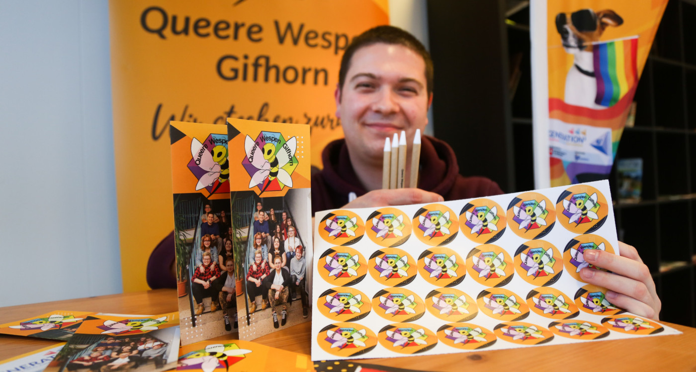 Gifhorns Queere Wespen staunen über Plakate, Sticker, Kugelschreiber und Beachflag - KURT Media macht's möglich!