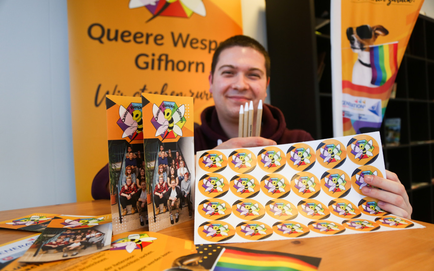 Gifhorns Queere Wespen staunen über Plakate, Sticker, Kugelschreiber und Beachflag - KURT Media macht's möglich!