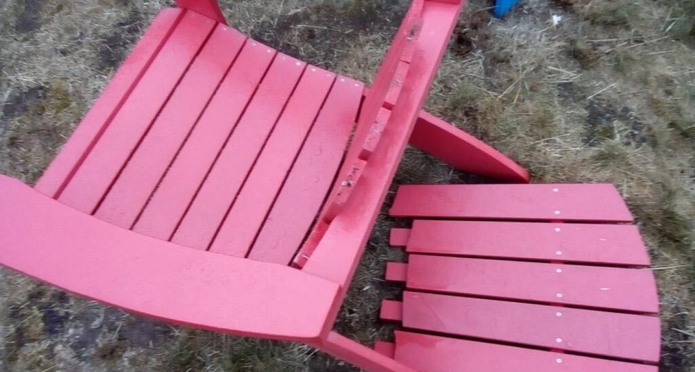 Gifhorns Vollpfosten waren wieder fleißig - Der nächste Relax-Sessel am Schlosssee ist zerstört