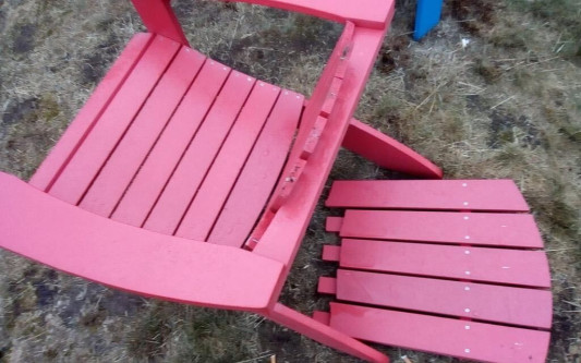 Gifhorns Vollpfosten waren wieder fleißig - Der nächste Relax-Sessel am Schlosssee ist zerstört