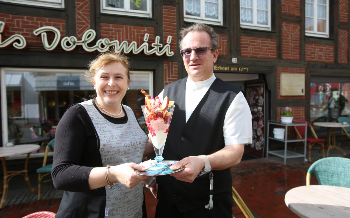 Giovanni und Nadia von Eis Dolomiti wünschen allen Gifhornern: Gesund bleiben und auf bessere Zeiten hoffen!