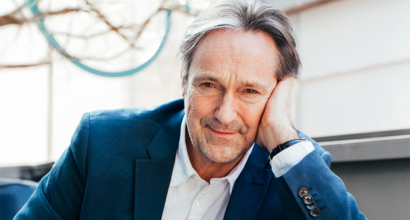 Glück und Rausch im wilden Sommer 1971: Jetzt Tickets sichern für die Lesung von Fernsehstar Helmut Zierl am 11. Dezember in der Stadthalle Gifhorn