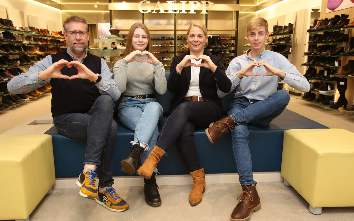 Greta und Leo liefern die zündenden Ideen - Beerenglühwein und das passende Schuhwerk gibt‘s bei Galipp Schuhmode
