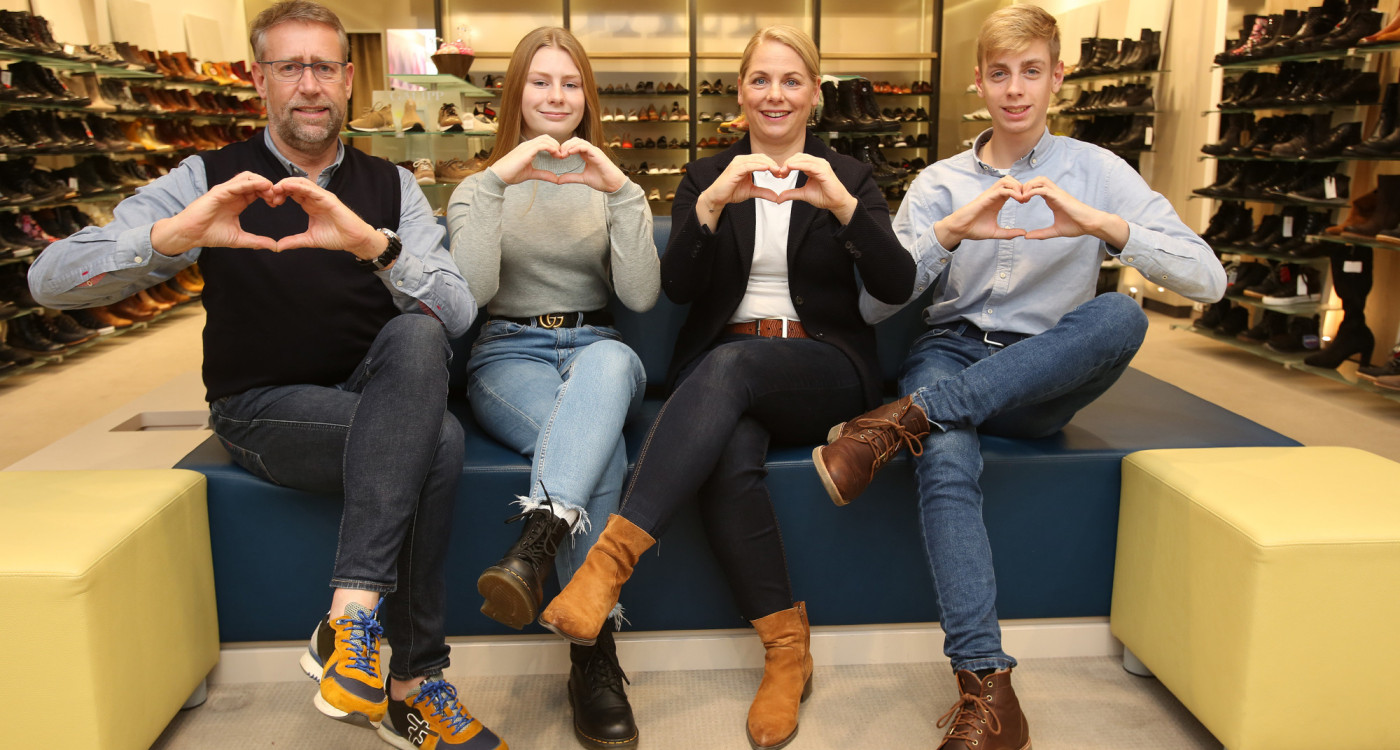 Greta und Leo liefern die zündenden Ideen - Beerenglühwein und das passende Schuhwerk gibt‘s bei Galipp Schuhmode