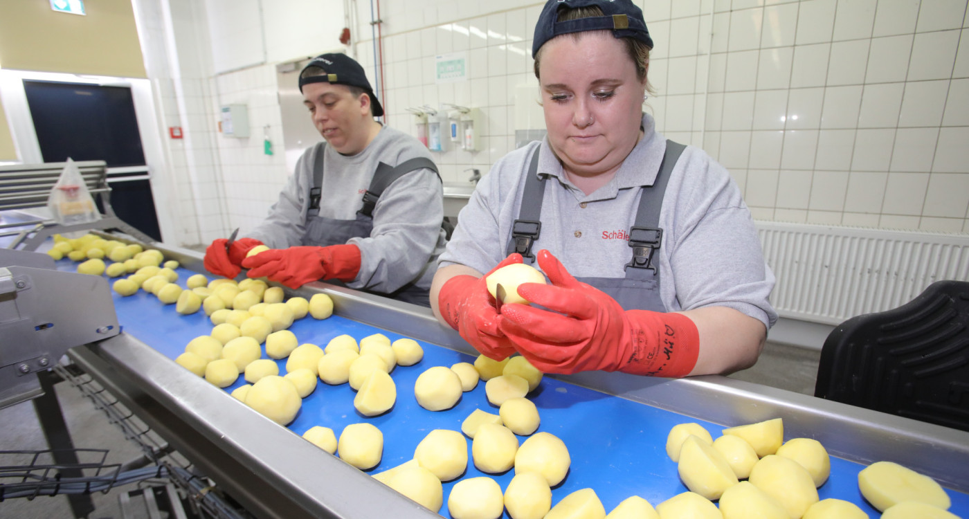 Groß- und Privatkunden vertrauen der Schälerei: Tonnenweise Kartoffeln und Zwiebeln verlassen wöchentlich die Lebenshilfe