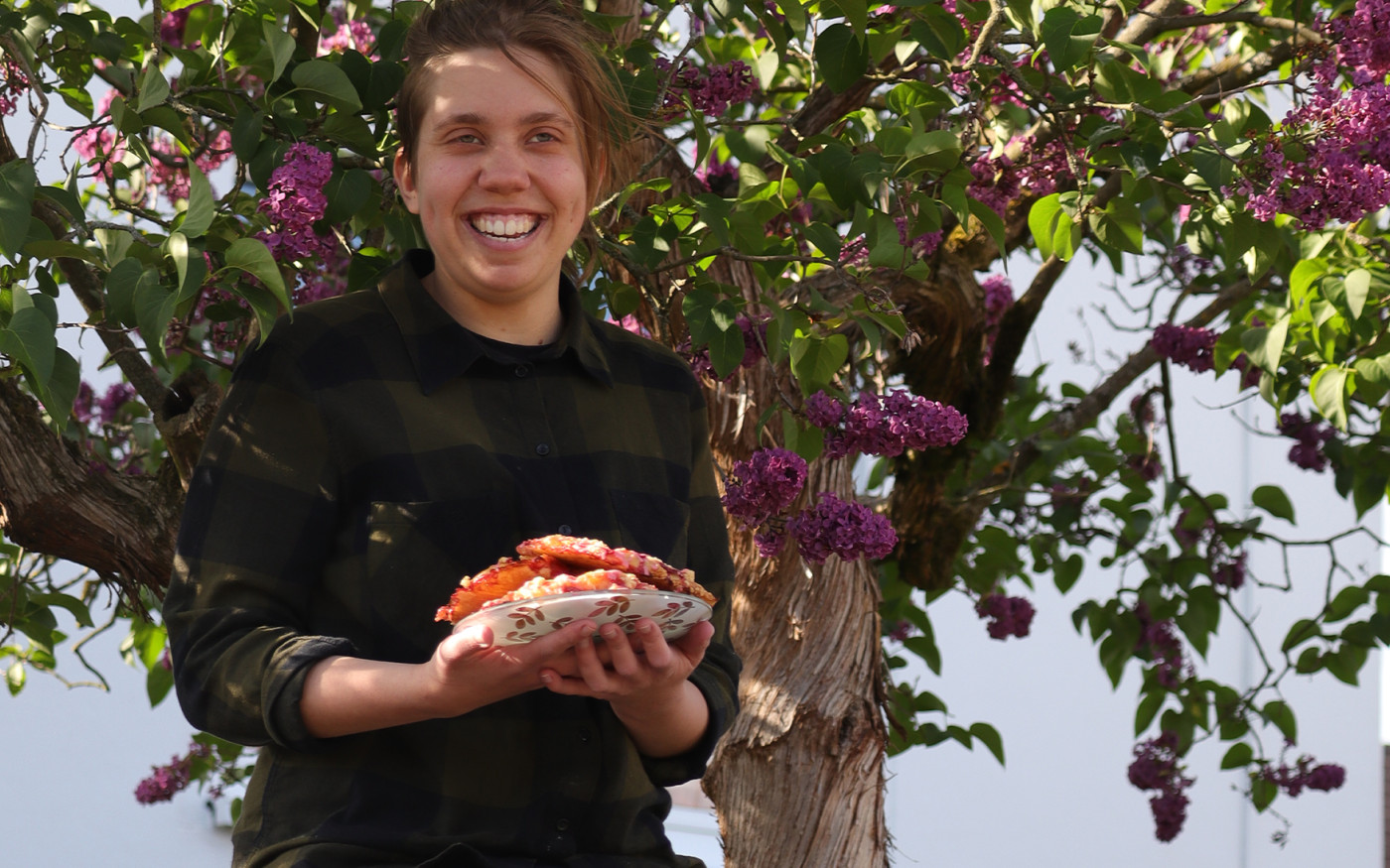 Groß wie ein Frisbee und himmlisch lecker: KURT-Backqueen Melissa Sanft zeigt Euch ihre Erdbeer-Pudding-Hefetaler