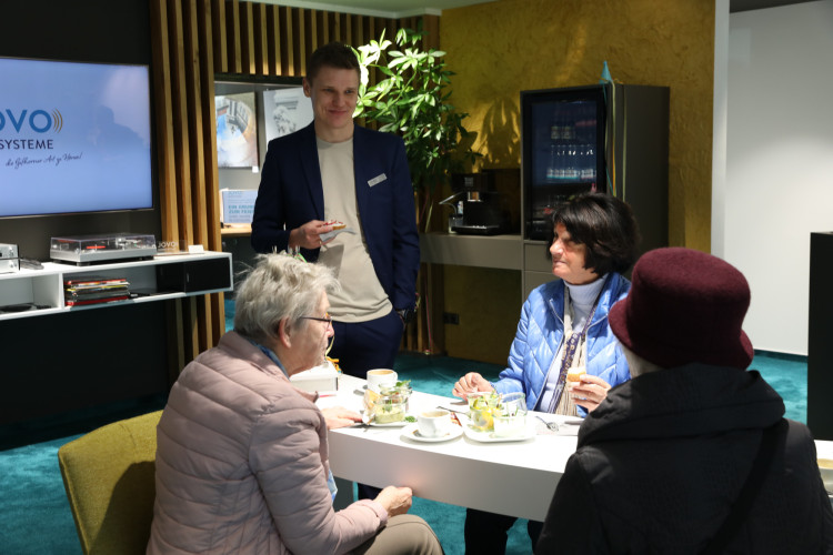 Große KURT-Bildergalerie für Tage der offenen Tür von JOVO Hörsysteme: Häppchen, Hörtest und leckere Cocktails bei Meisterbetrieb aus Gifhorn