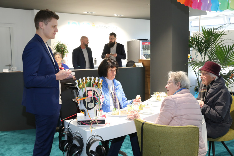 Große KURT-Bildergalerie für Tage der offenen Tür von JOVO Hörsysteme: Häppchen, Hörtest und leckere Cocktails bei Meisterbetrieb aus Gifhorn