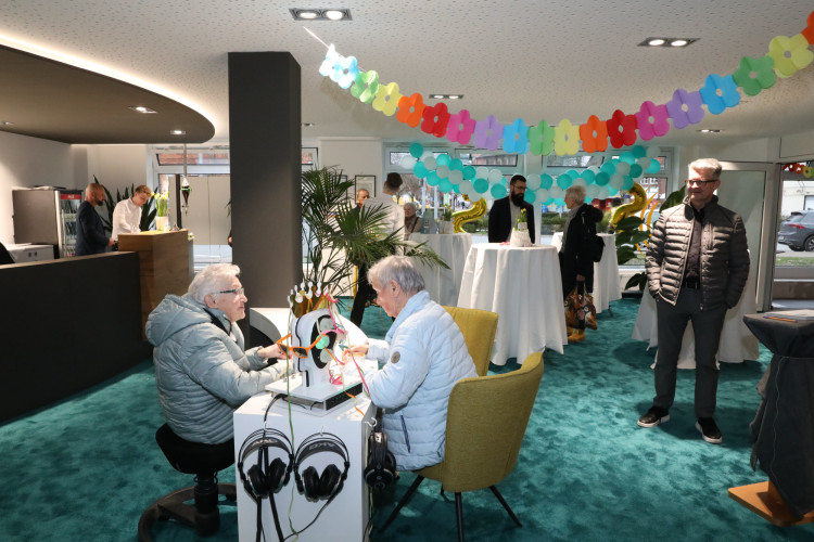 Große KURT-Bildergalerie für Tage der offenen Tür von JOVO Hörsysteme: Häppchen, Hörtest und leckere Cocktails bei Meisterbetrieb aus Gifhorn