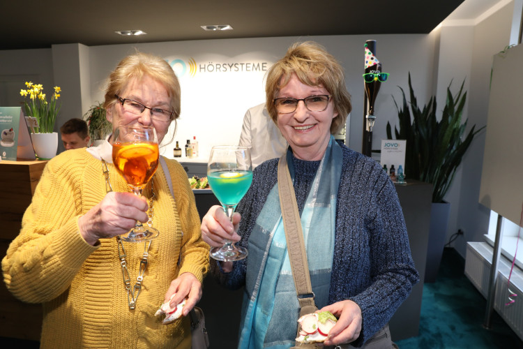 Große KURT-Bildergalerie für Tage der offenen Tür von JOVO Hörsysteme: Häppchen, Hörtest und leckere Cocktails bei Meisterbetrieb aus Gifhorn