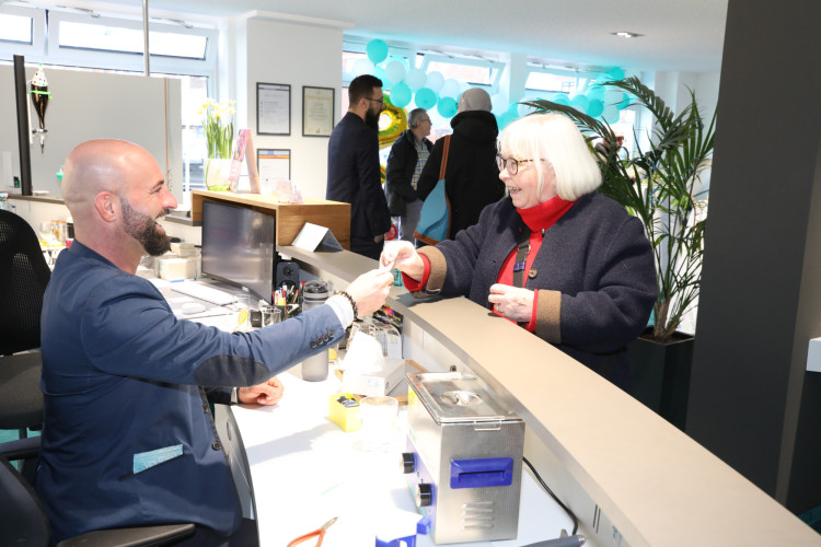 Große KURT-Bildergalerie für Tage der offenen Tür von JOVO Hörsysteme: Häppchen, Hörtest und leckere Cocktails bei Meisterbetrieb aus Gifhorn