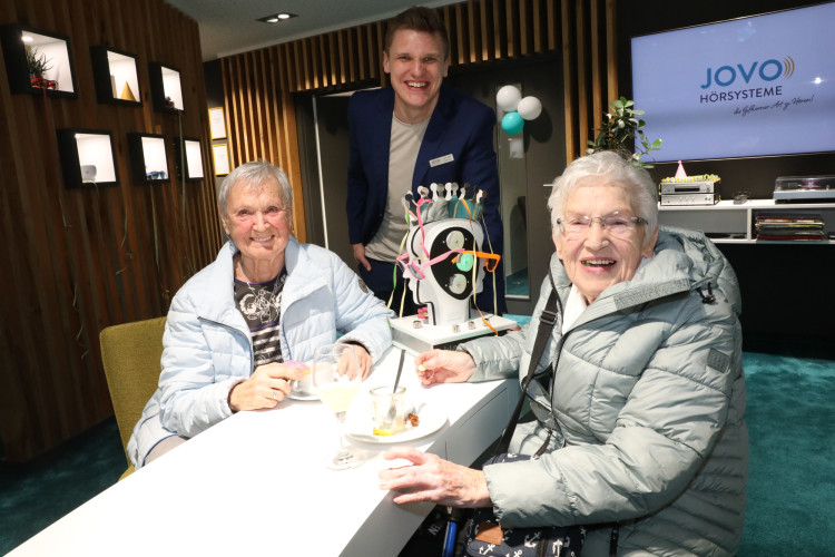 Große KURT-Bildergalerie für Tage der offenen Tür von JOVO Hörsysteme: Häppchen, Hörtest und leckere Cocktails bei Meisterbetrieb aus Gifhorn