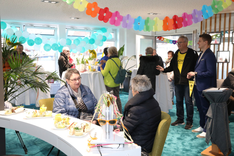 Große KURT-Bildergalerie für Tage der offenen Tür von JOVO Hörsysteme: Häppchen, Hörtest und leckere Cocktails bei Meisterbetrieb aus Gifhorn