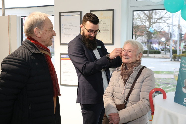 Große KURT-Bildergalerie für Tage der offenen Tür von JOVO Hörsysteme: Häppchen, Hörtest und leckere Cocktails bei Meisterbetrieb aus Gifhorn