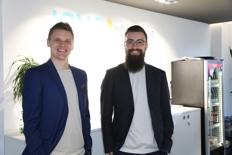 Große KURT-Bildergalerie für Tage der offenen Tür von JOVO Hörsysteme: Häppchen, Hörtest und leckere Cocktails bei Meisterbetrieb aus Gifhorn