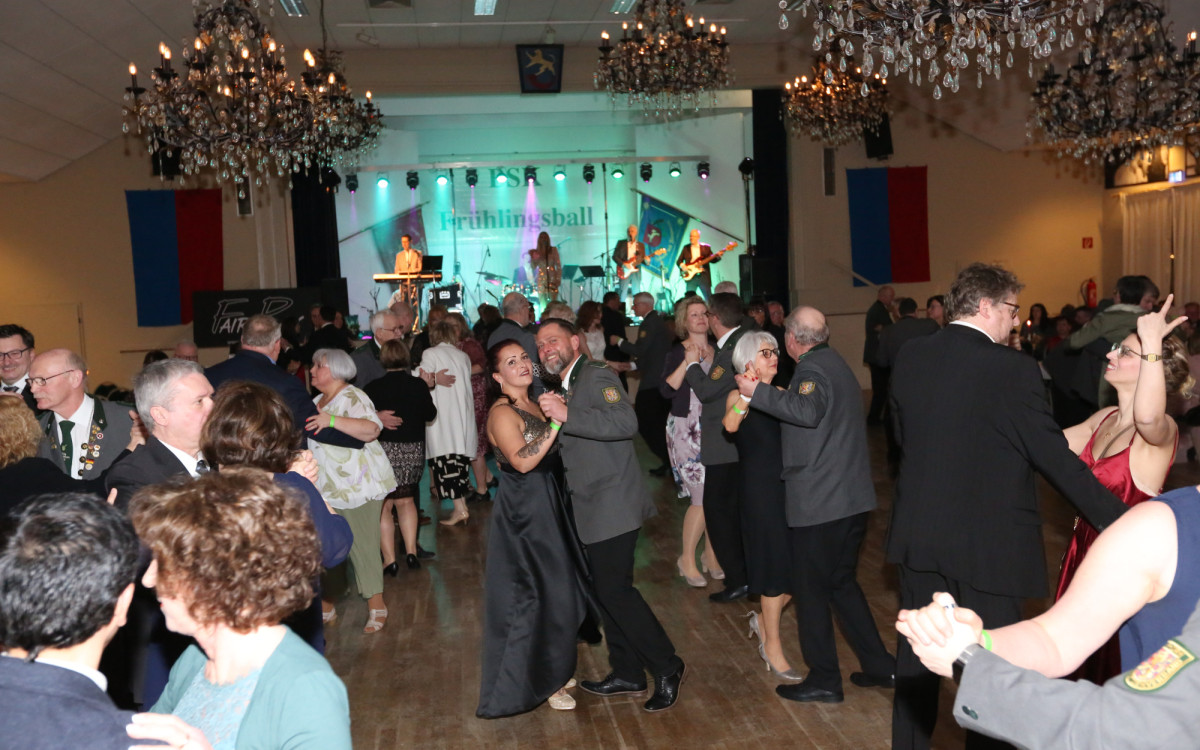Große Vorfreude auf den Frühlingsball im BSK-Saal – Tickets gibt's im Vorverkauf für 15 Euro bei Famila und im Cappu Bistro